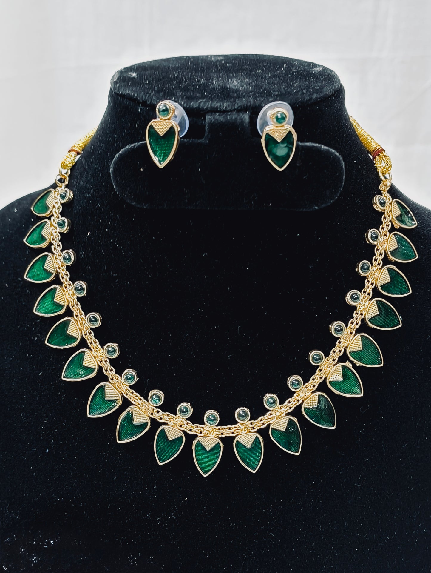 Elegant Leaf Green Stone Motif Necklace Set