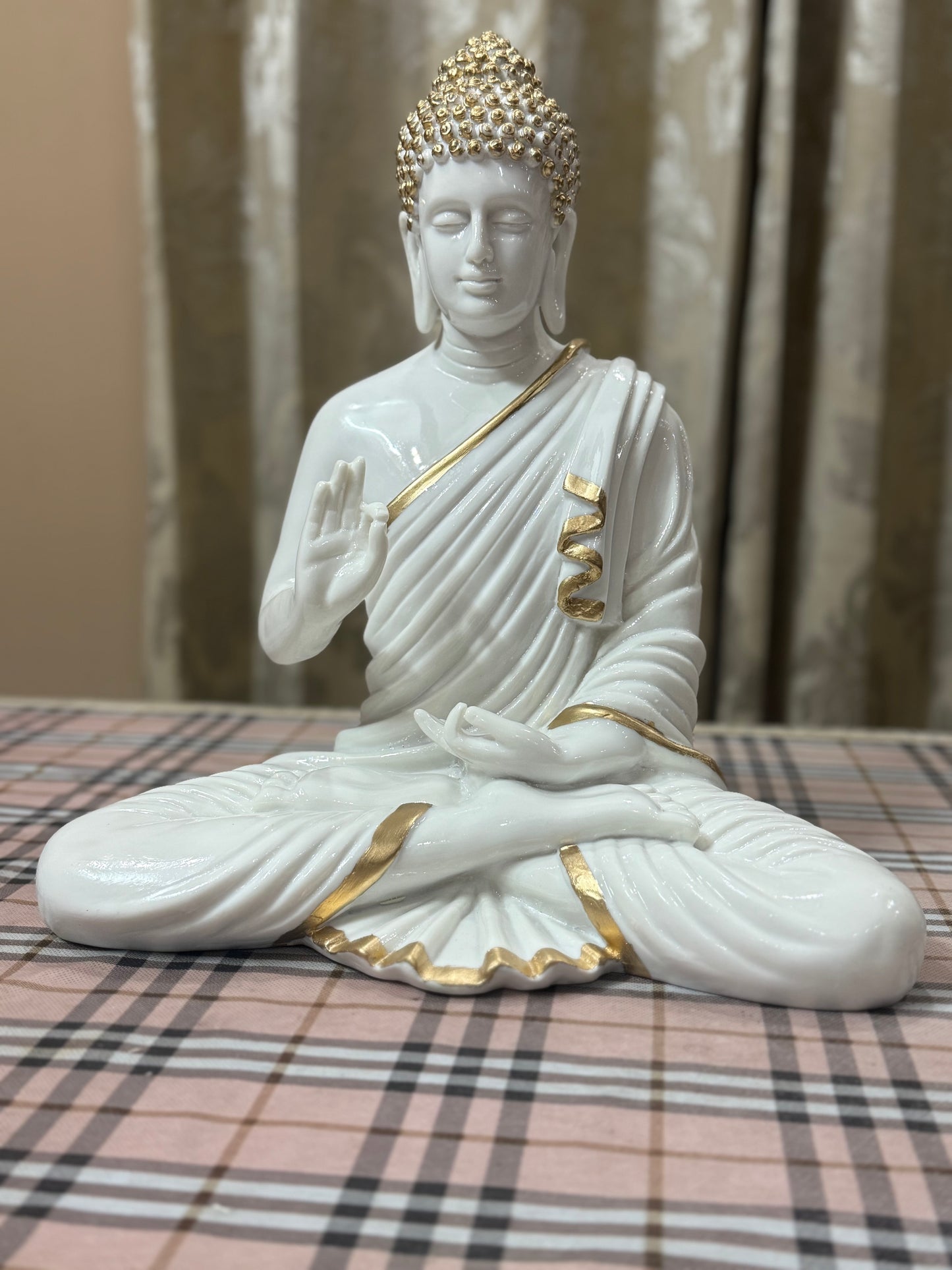 Shanti – Meditating Buddha in White & Gold (37 cm)