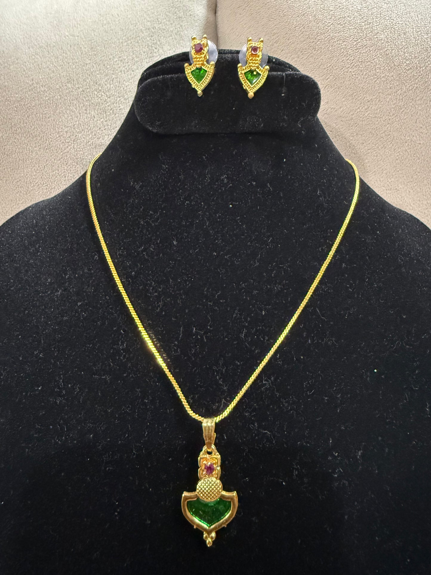 Emerald Charm Invisible Chain Pendant with Studs