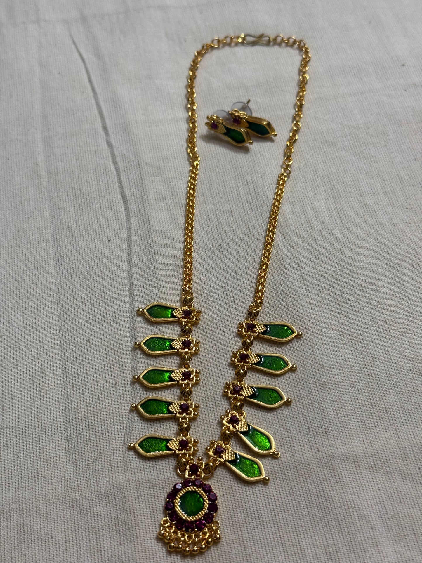 Green Leaf Motif Necklace Set