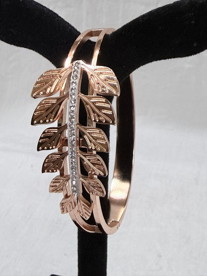 Verdant Grace Leaf-Pattern Bangle