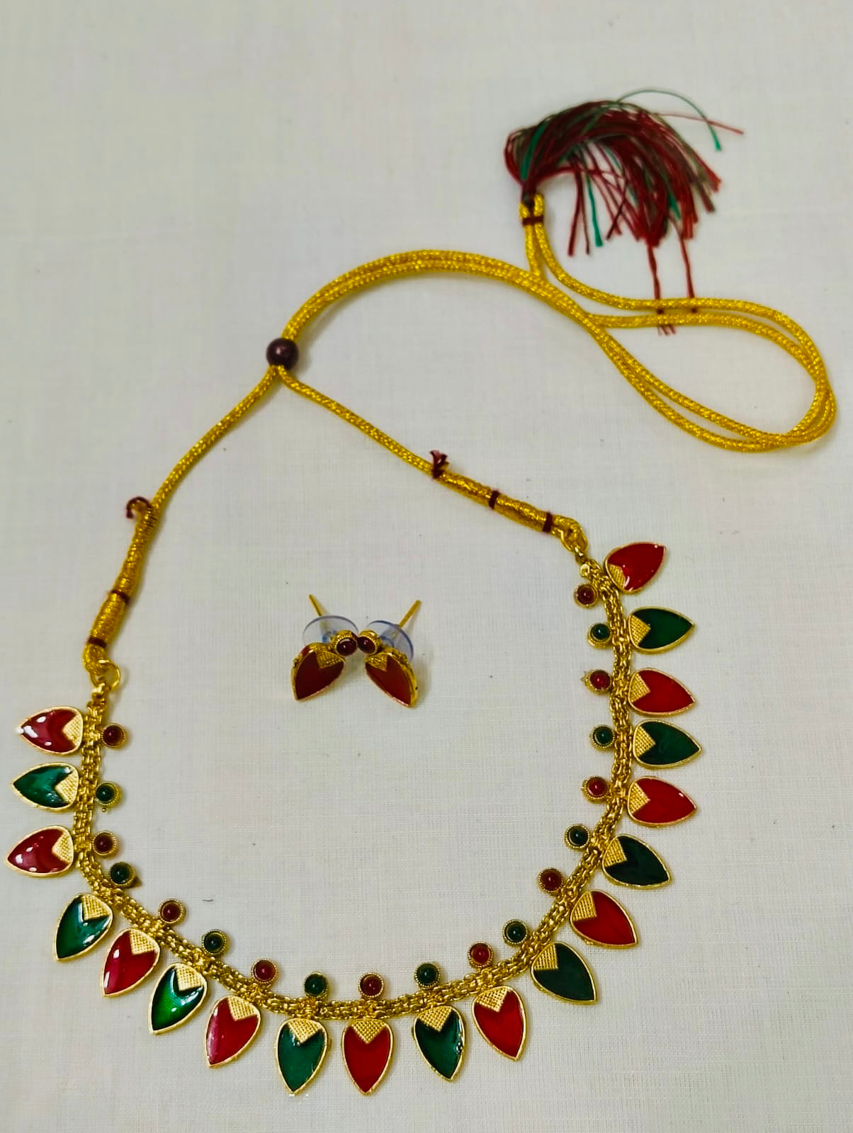 Elegant Leaf Dual-Tone Red and Green Motif Necklace Set