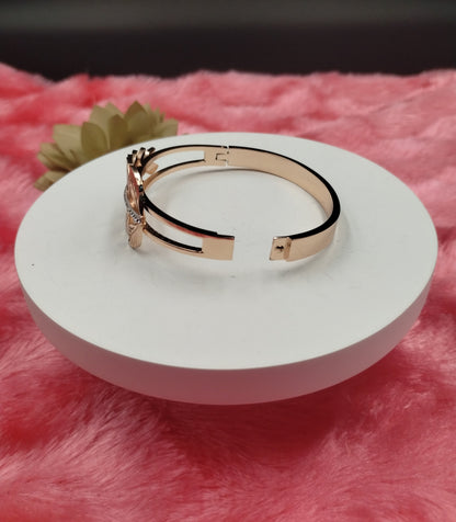 Verdant Grace Leaf-Pattern Bangle