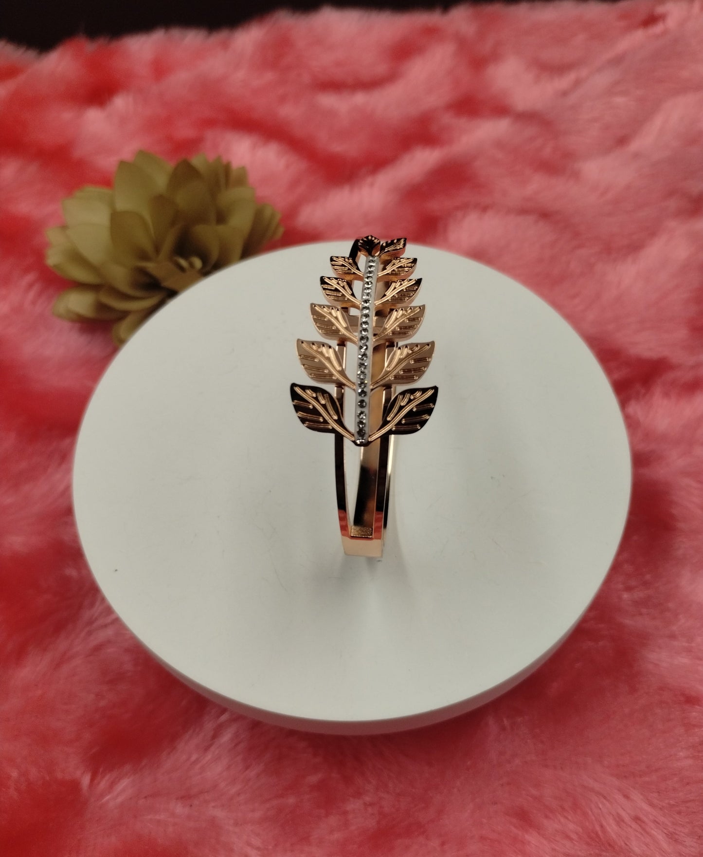 Verdant Grace Leaf-Pattern Bangle