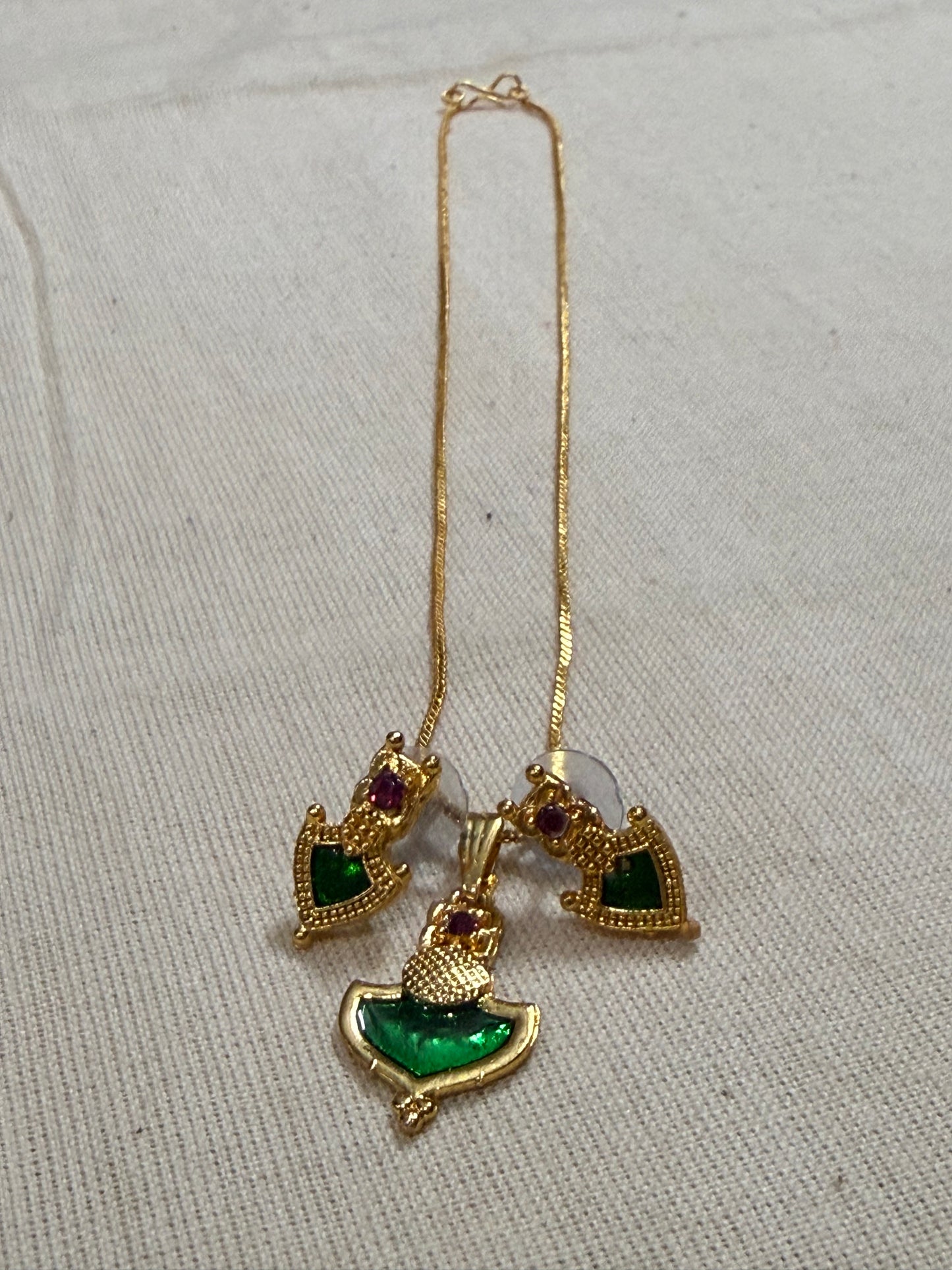 Emerald Charm Invisible Chain Pendant with Studs