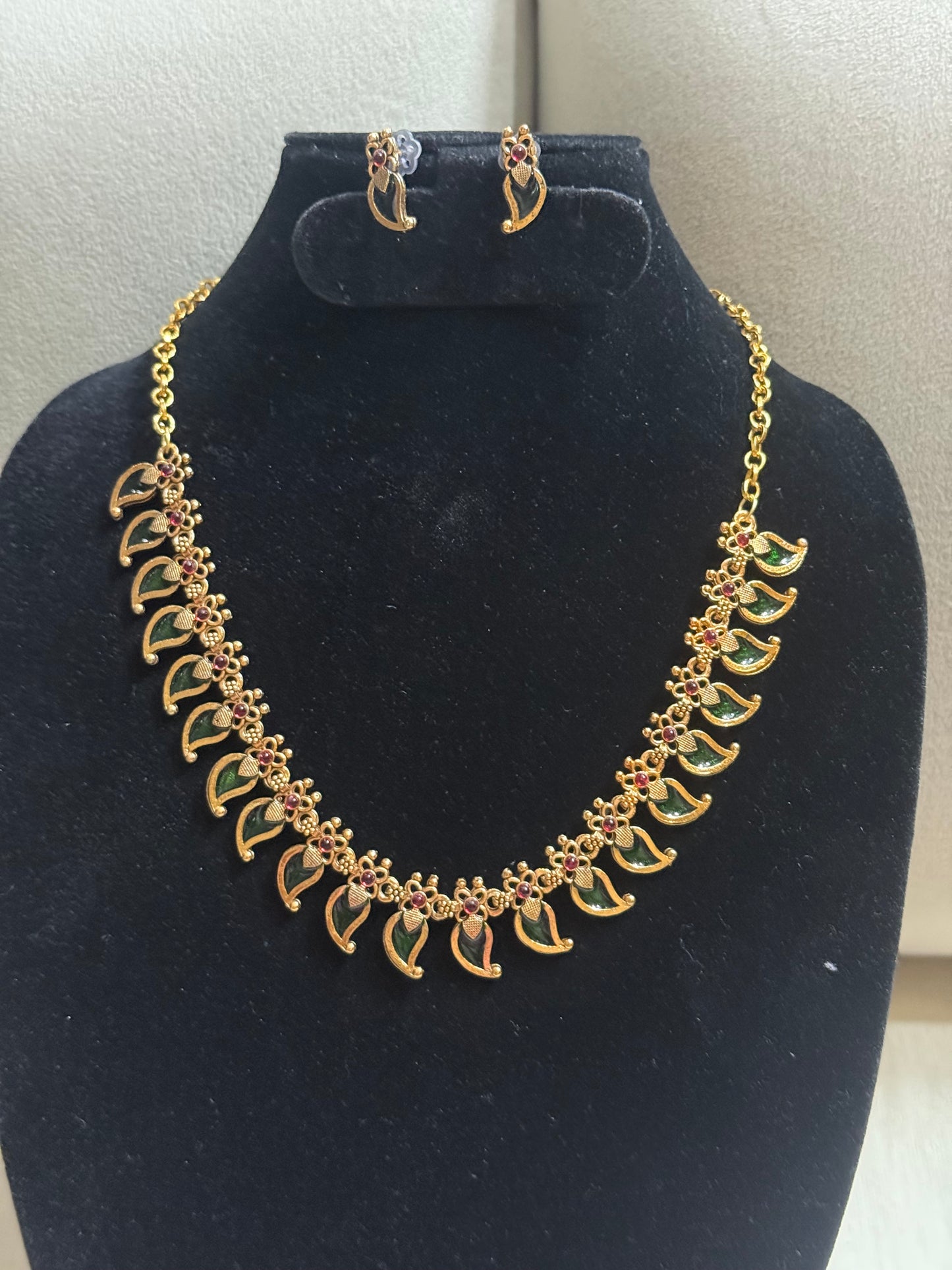 Leaf Motif Necklace Set with Earrings Green & Black