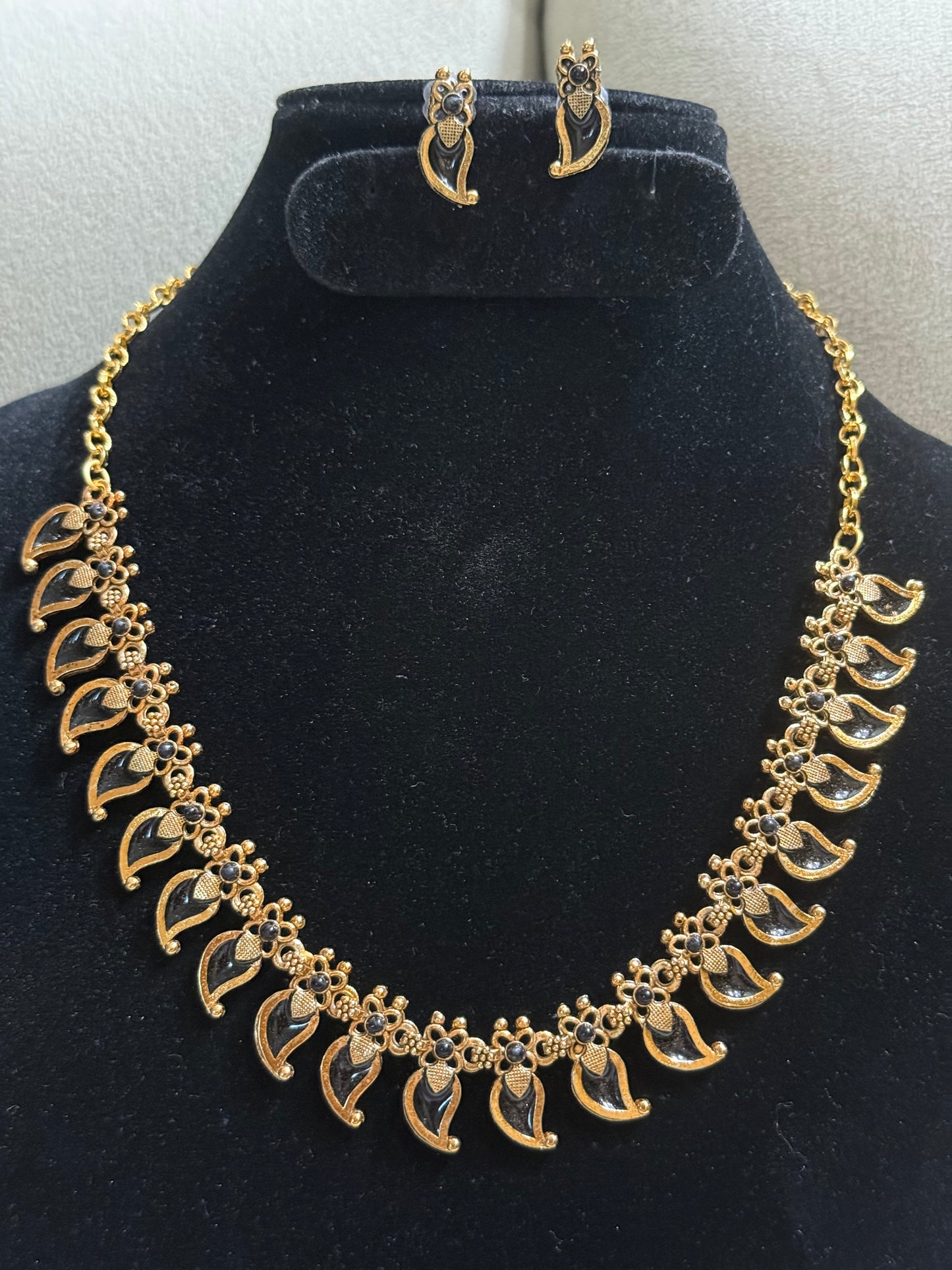 Leaf Motif Necklace Set with Earrings Green & Black