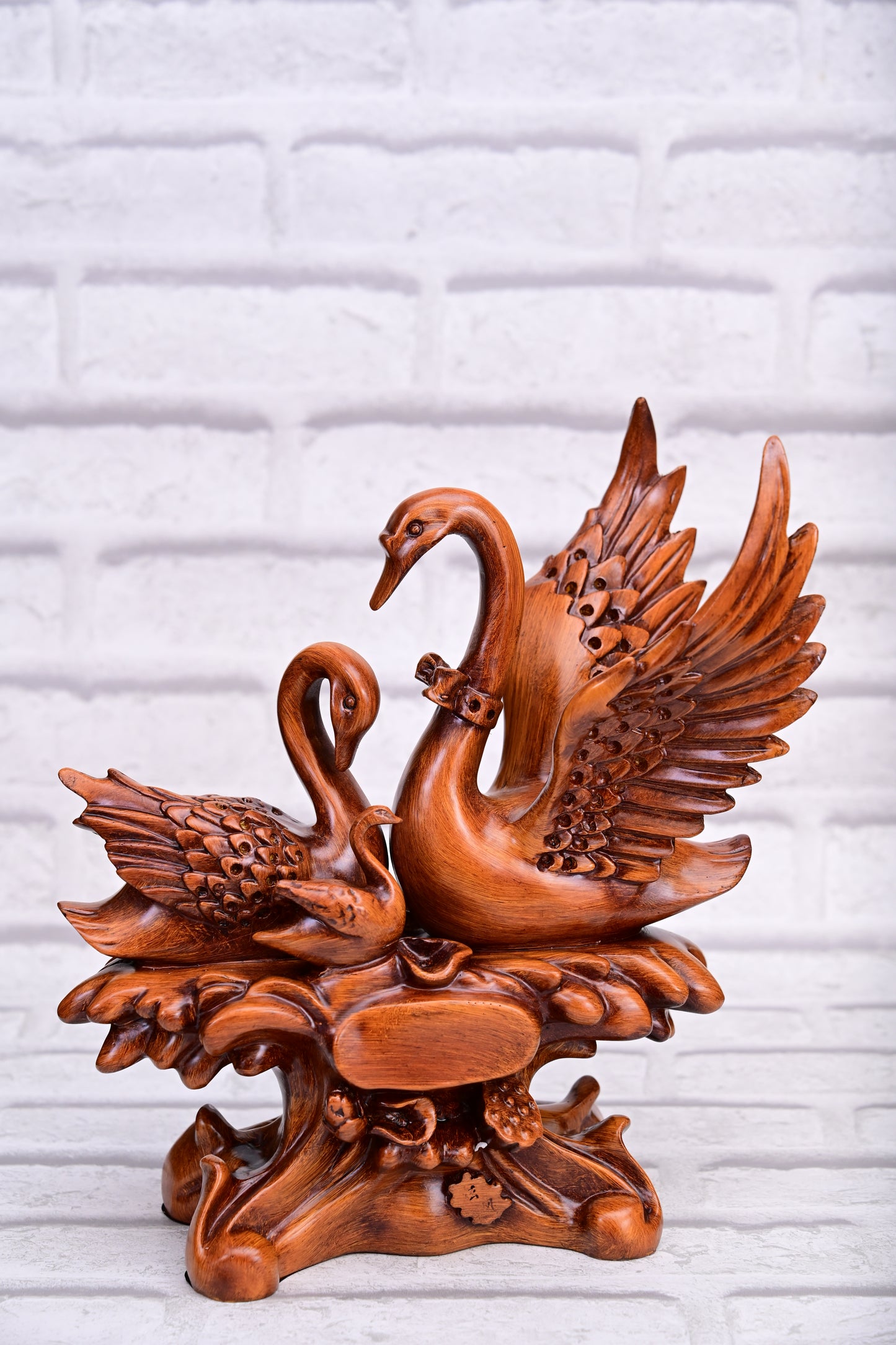 Timeless Nest – Faux Wood Swan Couple (30 cm)