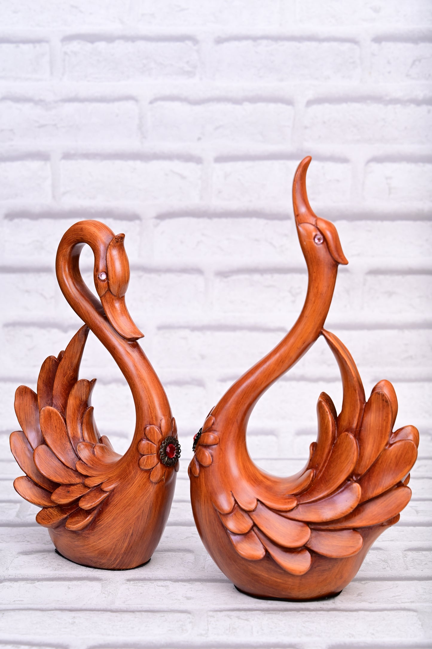 Swan of Serenity – Elegant Resin Swan Pair